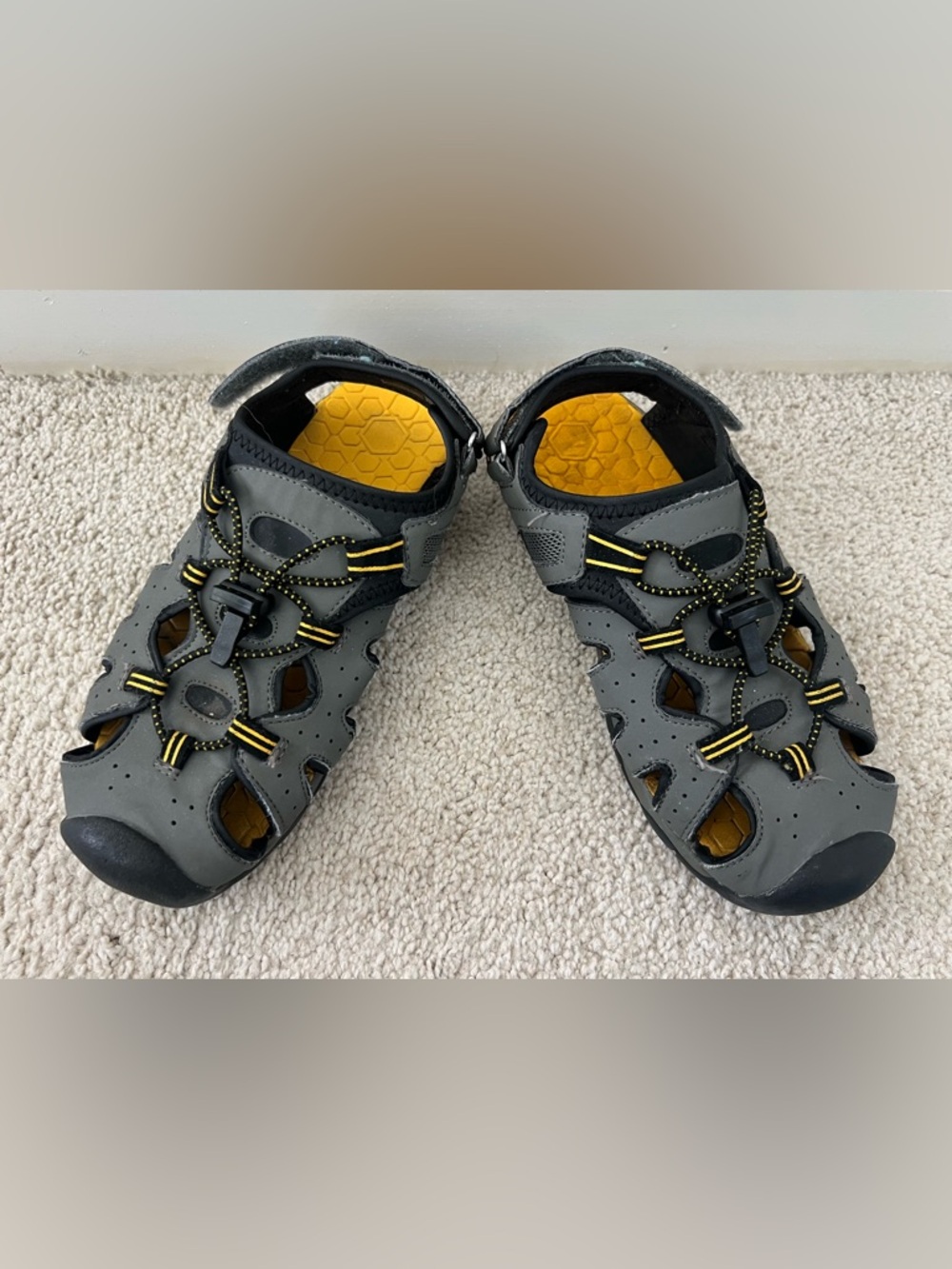 Khombu Yth Sz 3 Waterproof Adjustable Hiking Sandals. Gray/Yellow